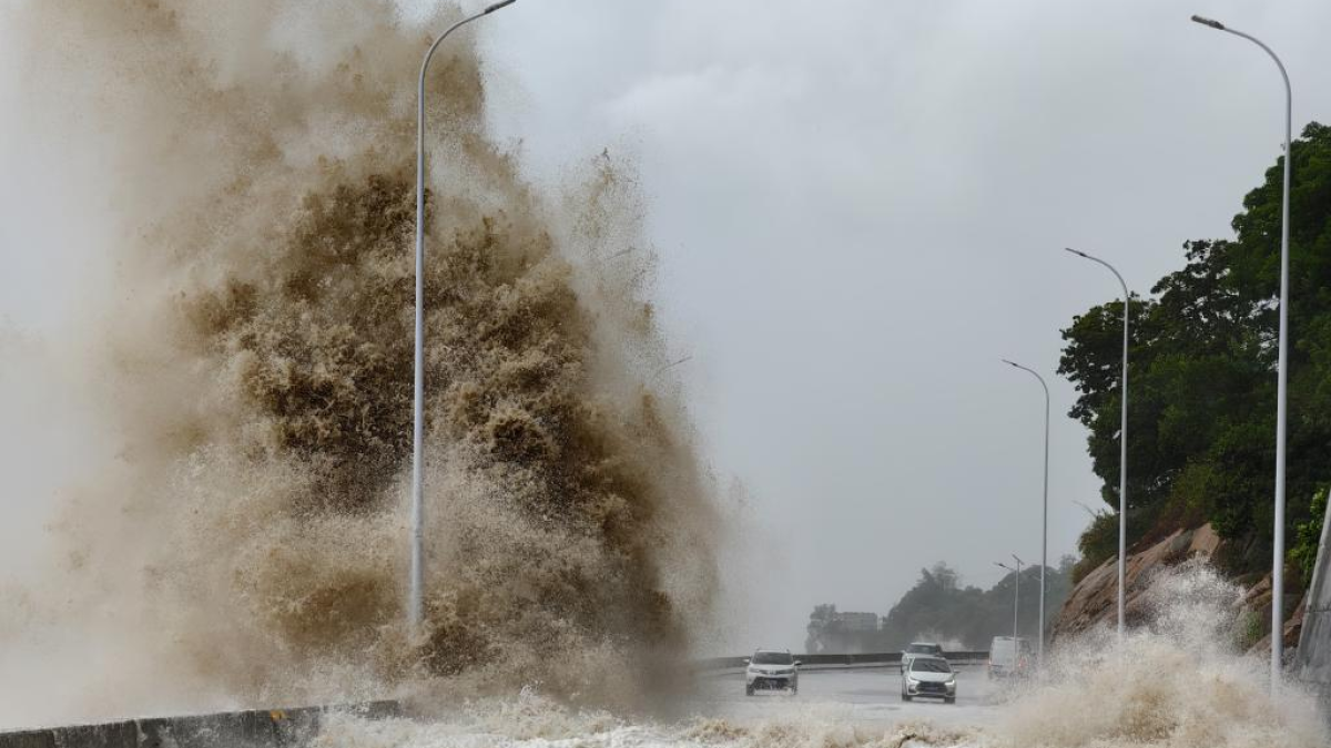 Enormes olas azotan al poblado de Sansha en la provincia de Fujian, sureste de China, en esa zona se reubicó a 156.800 personas el 25 de julio como medida de prevención.