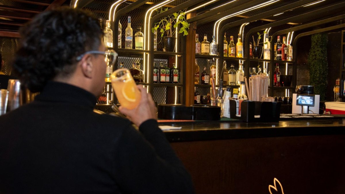 El bar Katari, en el norte de Quito, ha registrado menos visitas de clientes en los últimos meses.