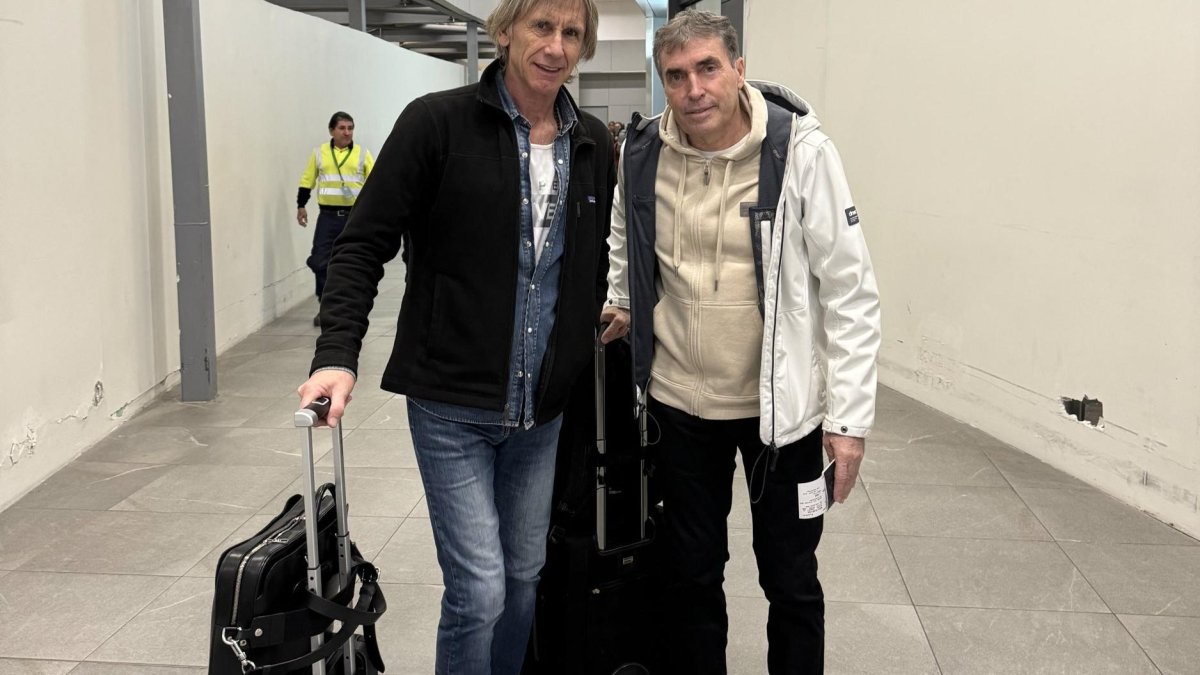 Ricardo Gareca (i) en compañía de su entrenador Néstor Bonillo.