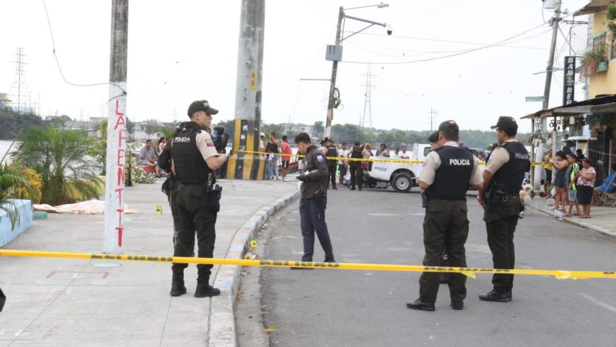 Imagen de archivo. El cuerpo del hombre quedó en medio de la calle.