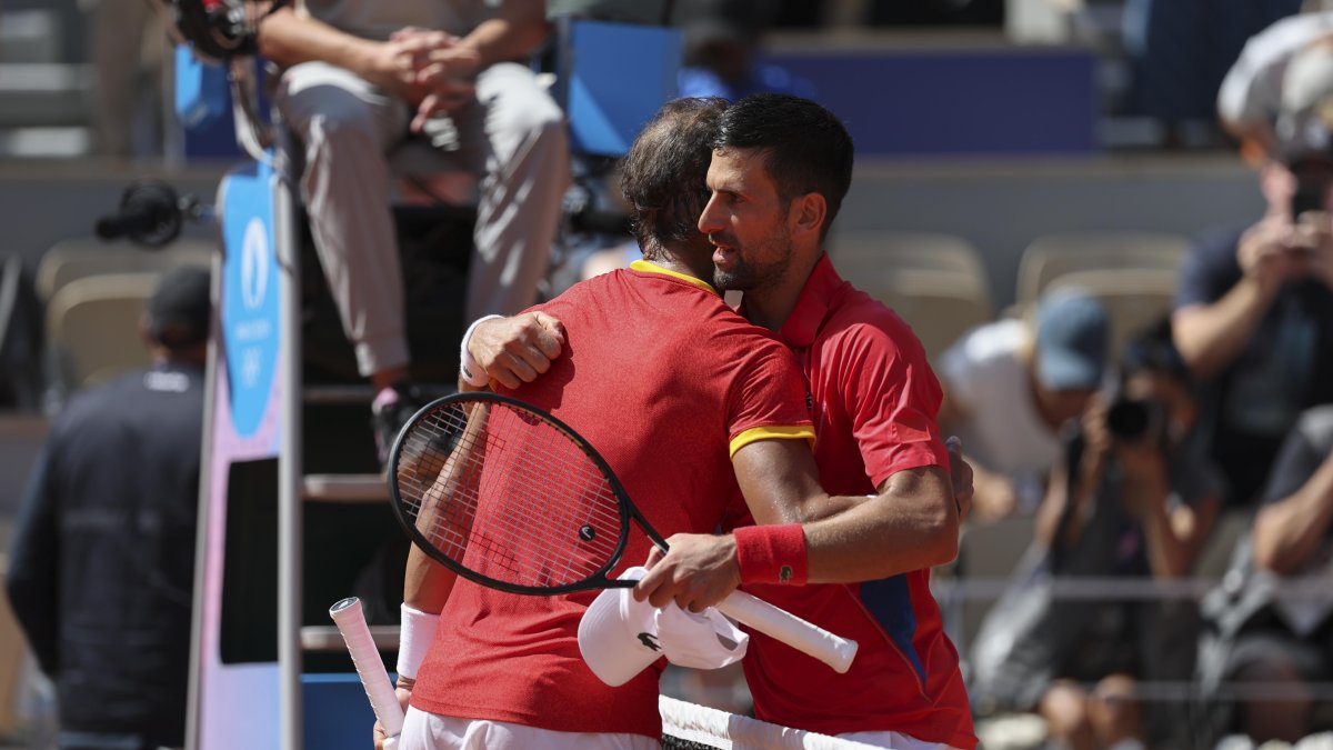El tenista español Rafa Nadal (i) se despide del serbio Novak Djokovic tras perder en su partido celebrado en el marco de los Juegos Olímpicos de París.