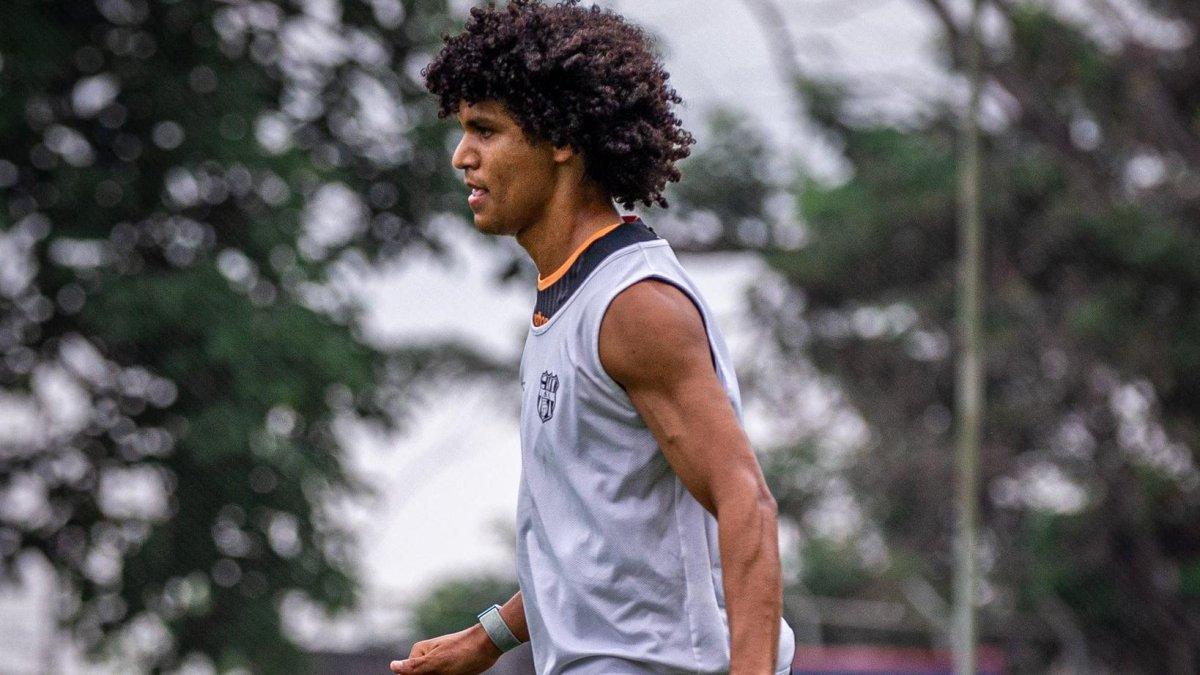 Edwar Bello la esperanza de gol de Barcelona para la segunda etapa.