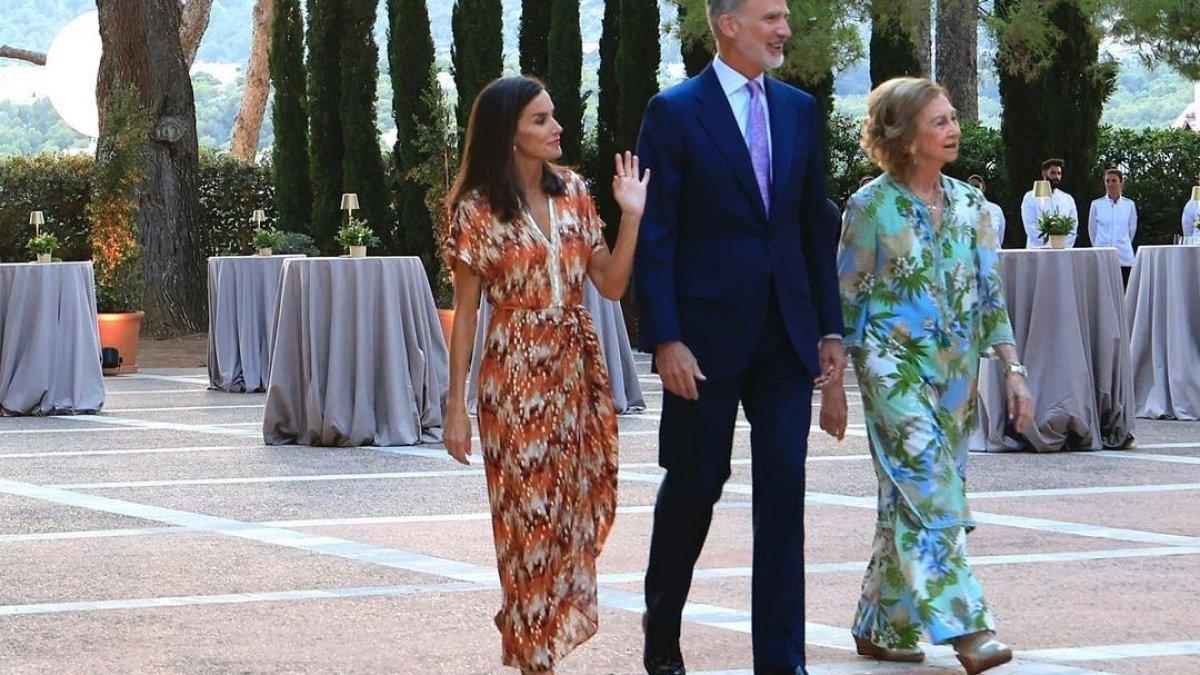 Letizia llevó un traje veraniego y calzado plano, seguramente por su problema en el pie izquierdo. El rey se decidió por un traje azul y corbata lila, y Sofía vistió un alegre vestido de flores.