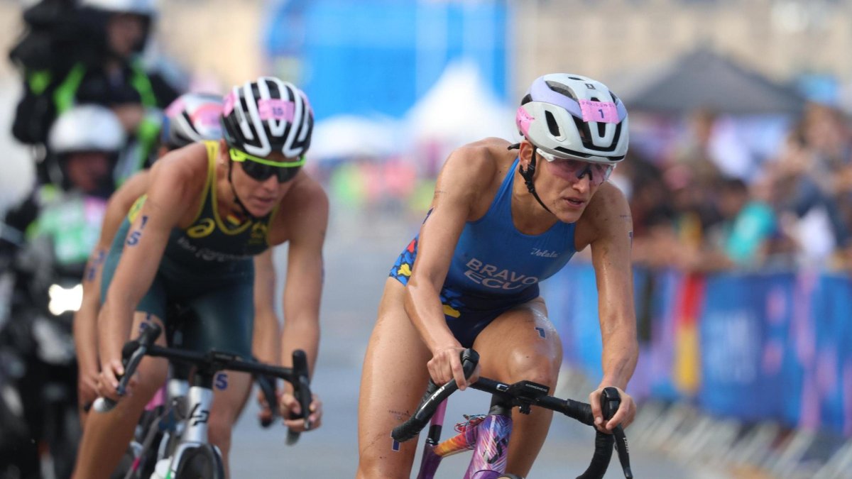 Cumplidos 32 kilómetros de los 40 de ciclismo que se realizaron en la segunda transición, Bravo se ubicó en la posición 33.