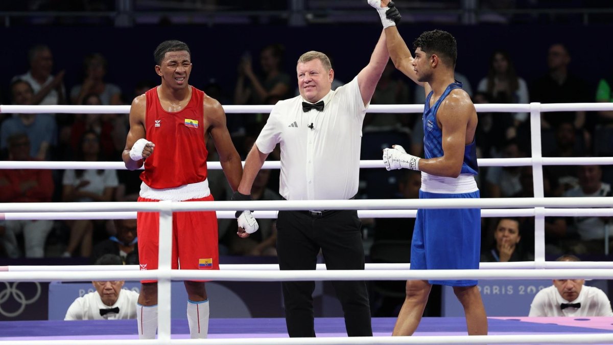 El boxeador José Rodríguez (i) no pudo ante Nishant Dev en París 2024