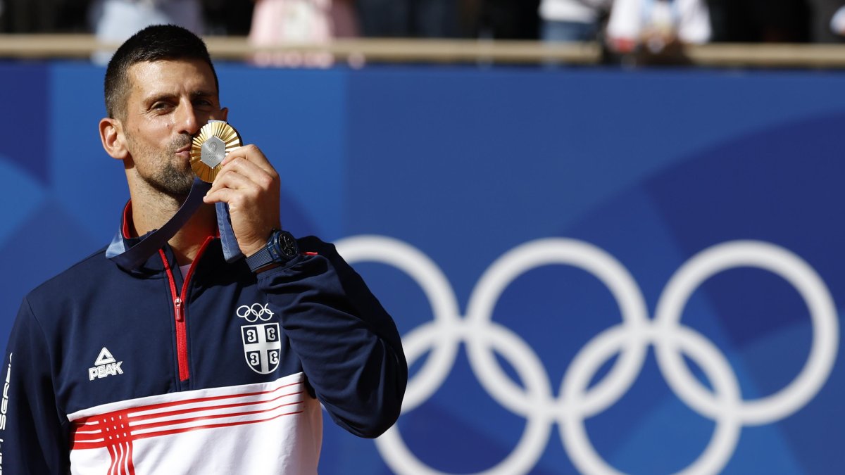 El tenista serbio Novak Djokovic celebra al conseguir la medalla de oro al vencer al español Carlos Alcaraz en los Juegos Olímpicos de París 2024.