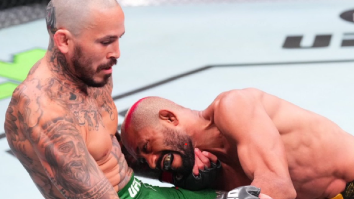 Chito Vera (i) fue derribado en algunas ocasiones por el brasileño Deiveson Figueiredo en la pelea del sábado pasado