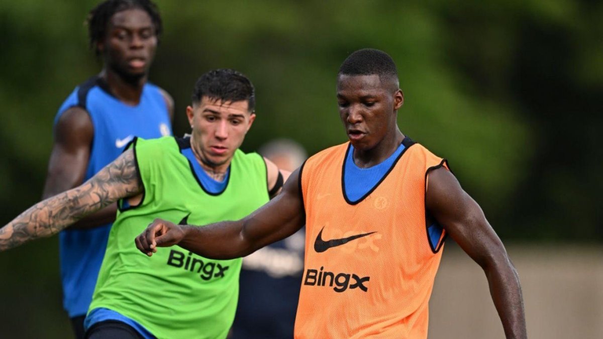El ecuatoriano Moisés Caicedo (d) y el argentino Enzo Fernández, volantes del Chelsea, serían titulares.