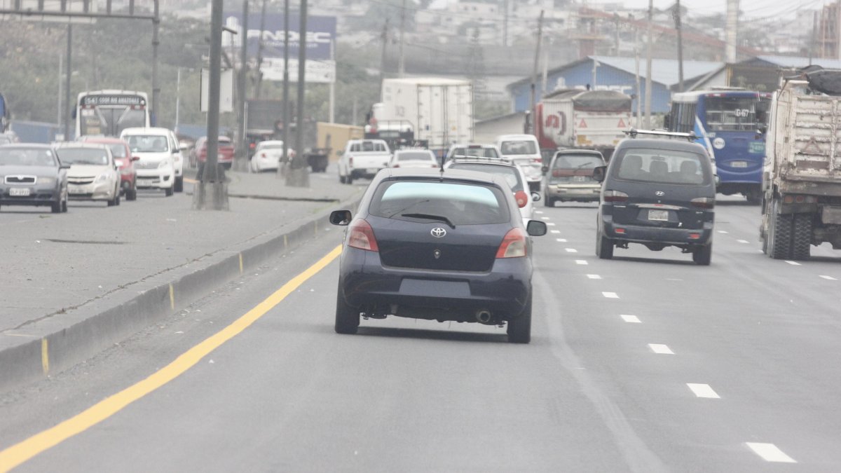 Dos infracciones en un mismo sitio. En la imagen, se puede ver al vehículo de la izquierda sin placa y al que está más adelante, con la placa ilegible.