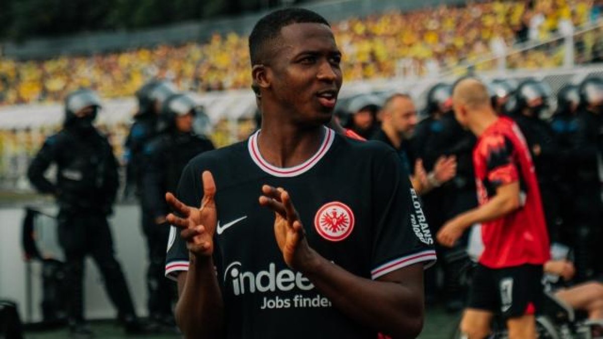Willian Pacho se consolidó en la temporada 2023-2024 como pilar fundamental en la zaga del Eintracht Frankfurt.
