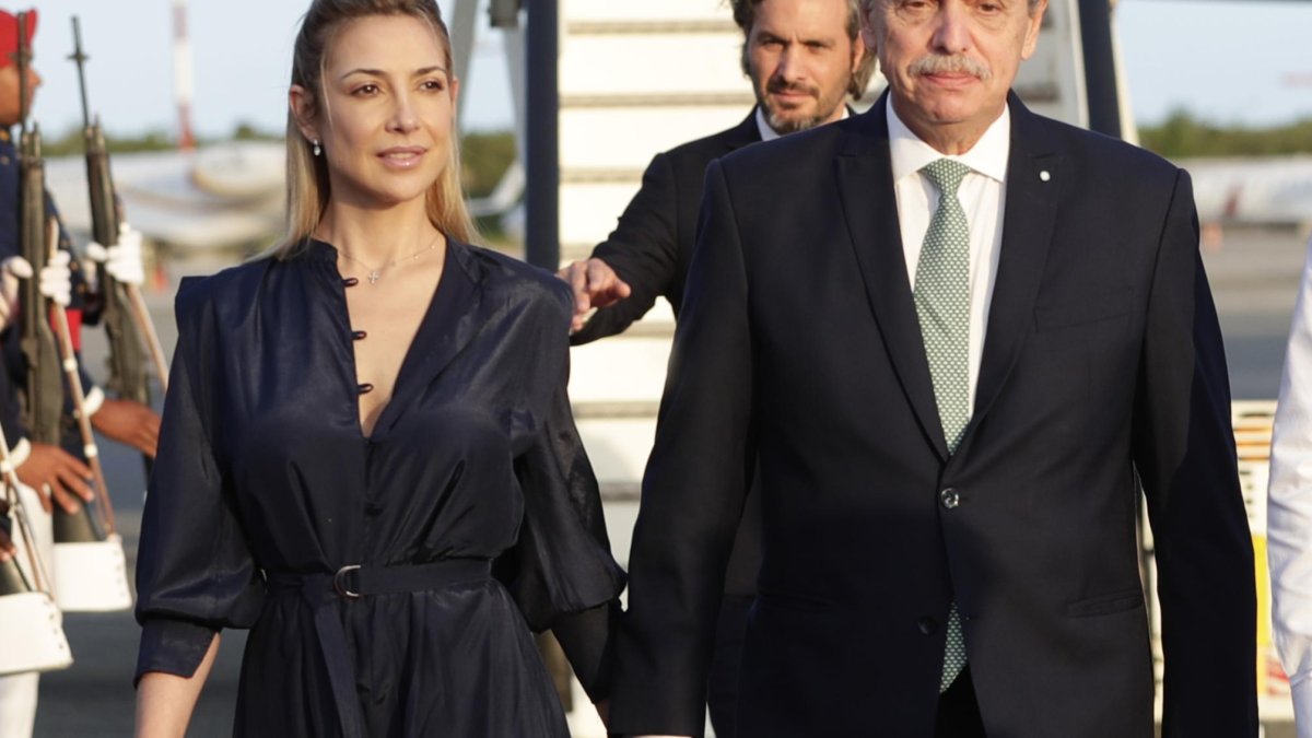 Expresidente de Argentina Alberto Fernández y su expareja Fabiola Yáñez, durante su llegada al Aeropuerto Las Américas.