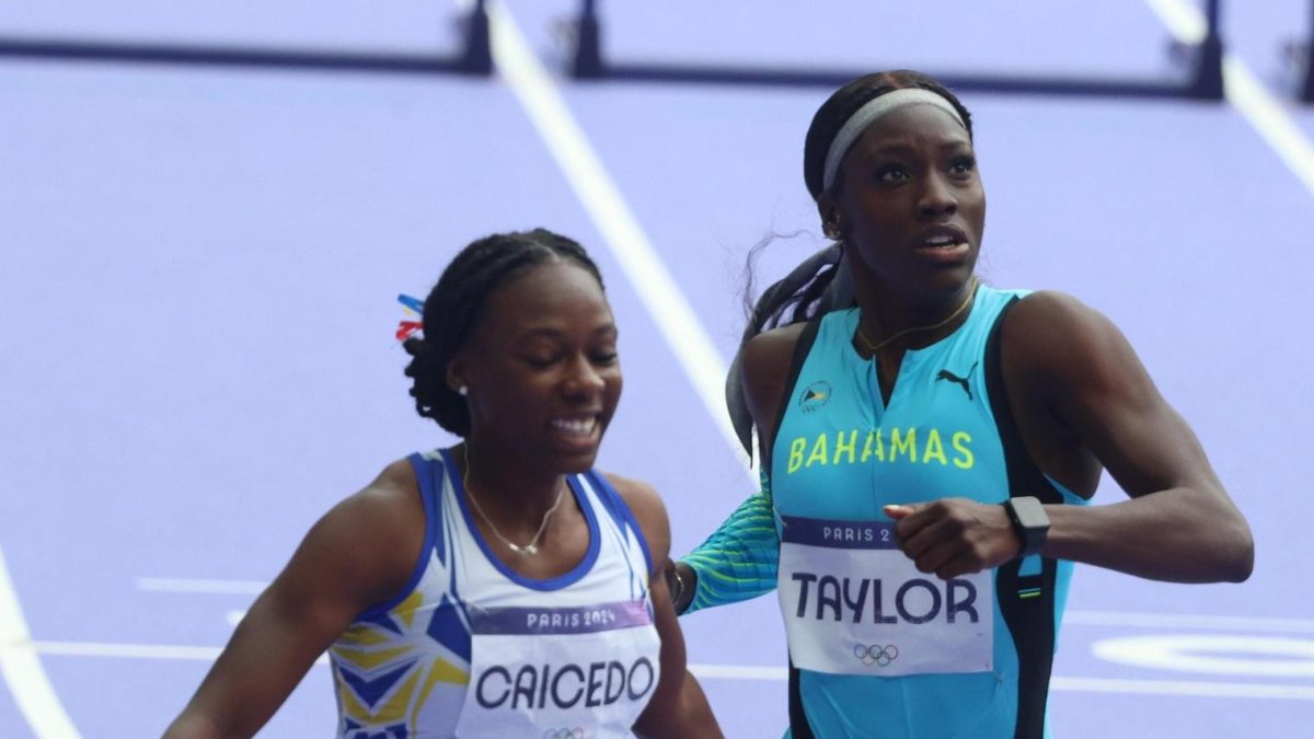 Maribel Caicedo (i) en su llegada a la meta en la semifinal de 100 metros vallas de París 2024