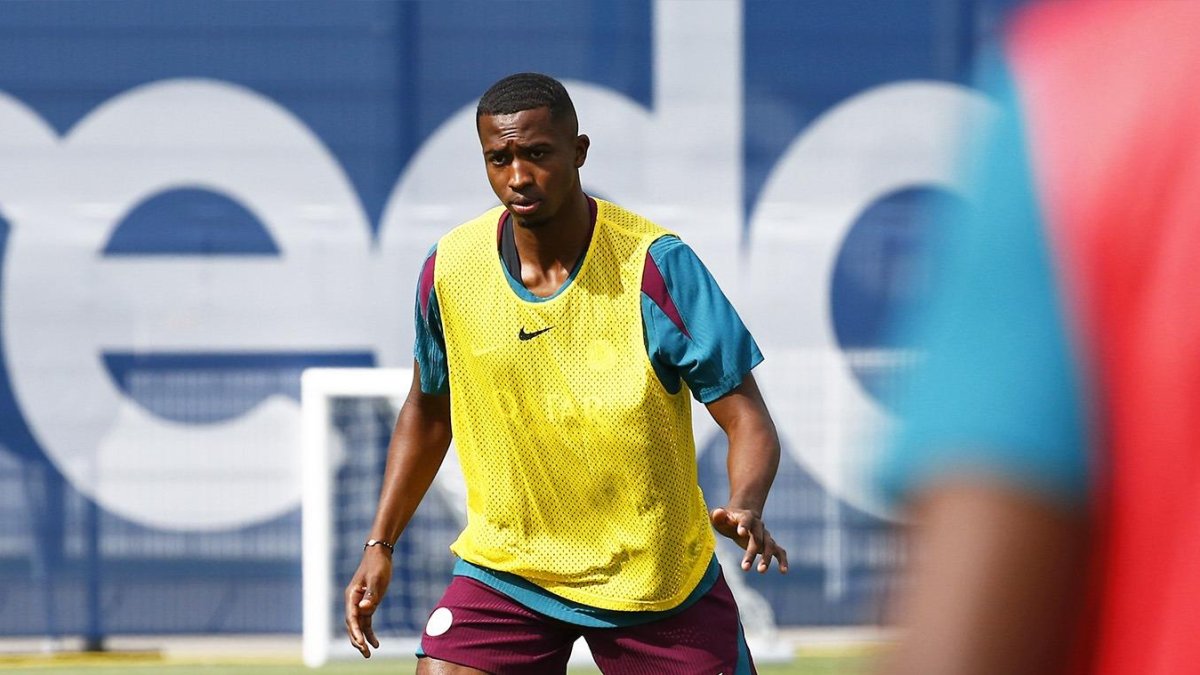 Willian Pacho en la primera práctica con la camiseta de PSG