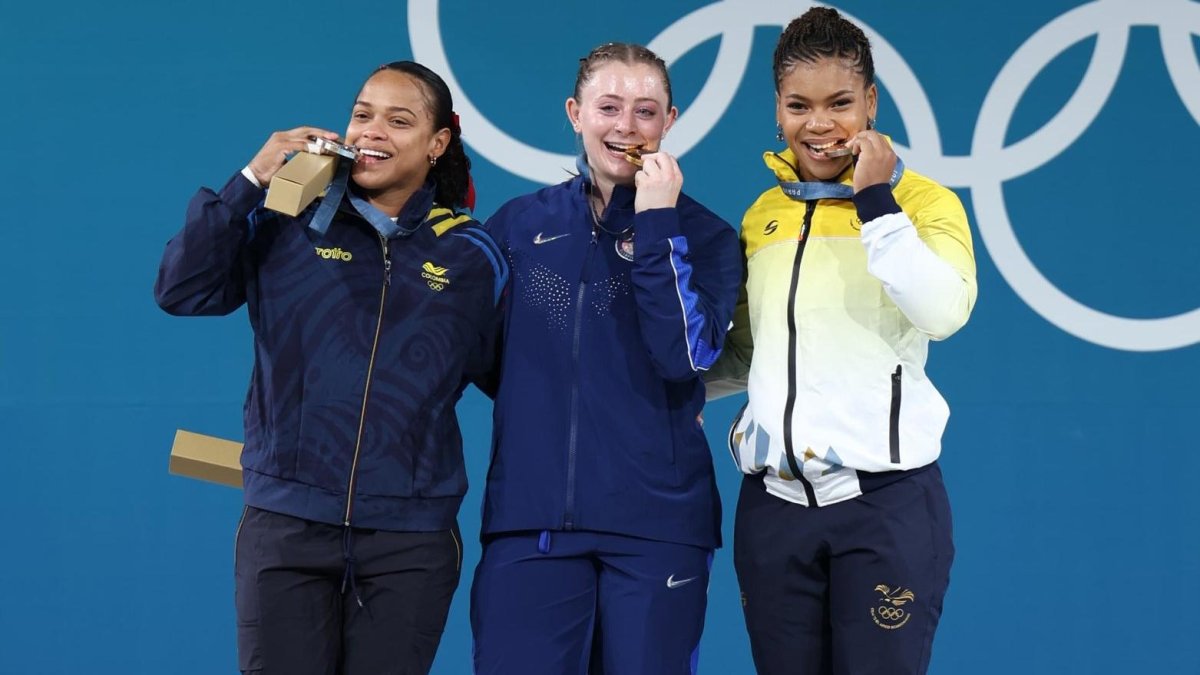 Angie Palacios (d) integra el podio de pesistas de los 71 kg en París 2024
