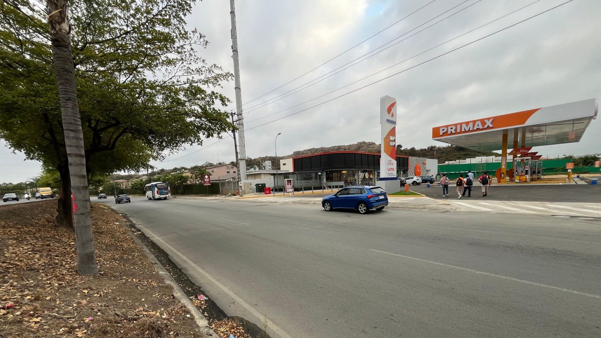 Solo la estación de servicio está abierta al público, los surtidores siguen cerrados.