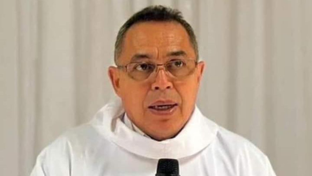 Leonel Balmaceda es el sacerdote que fue detenido.