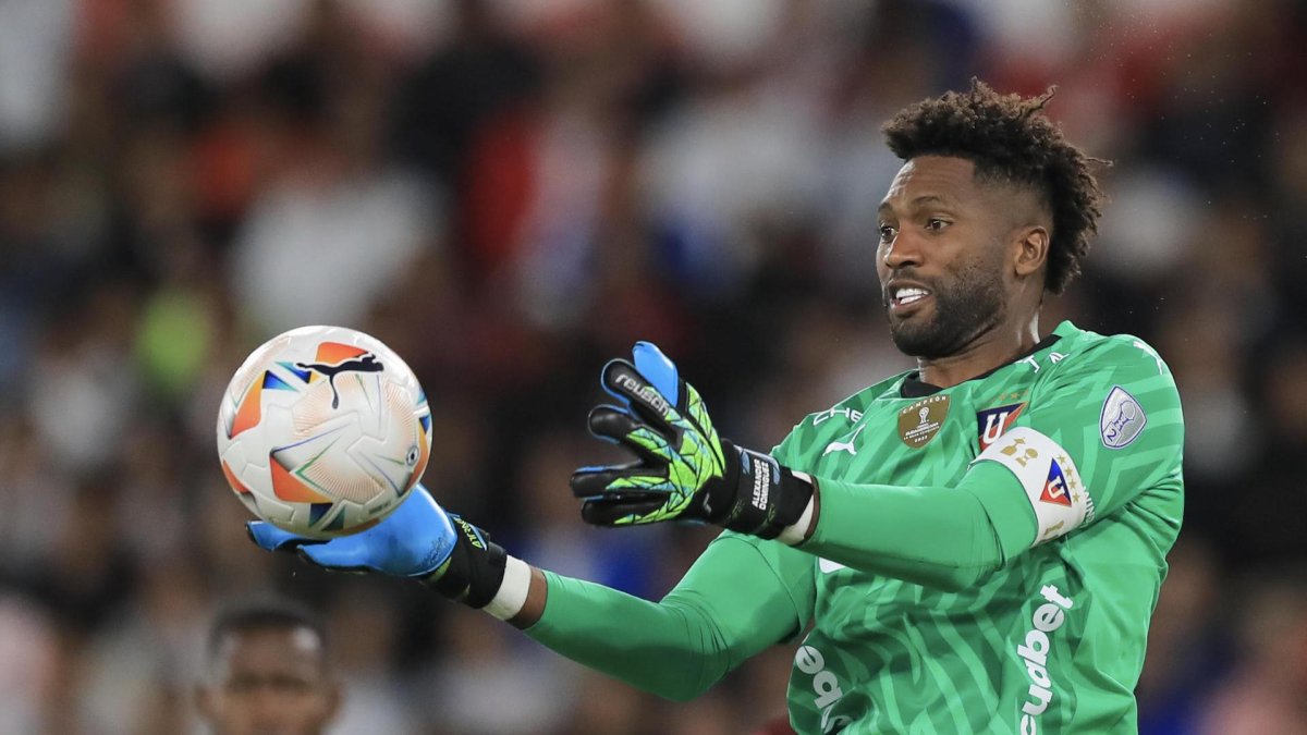 El arquero de Liga de Quito, Alexander Domínguez, ha sido suspendido por seis partidos en torneos internacionales de Conmebol.