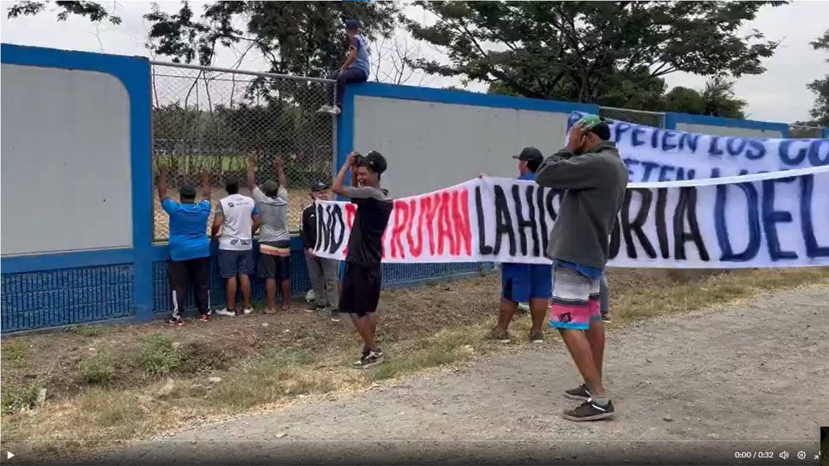 Hinchas de Emelec acudieron al entrenamiento del equipo para reclamar por los resultados