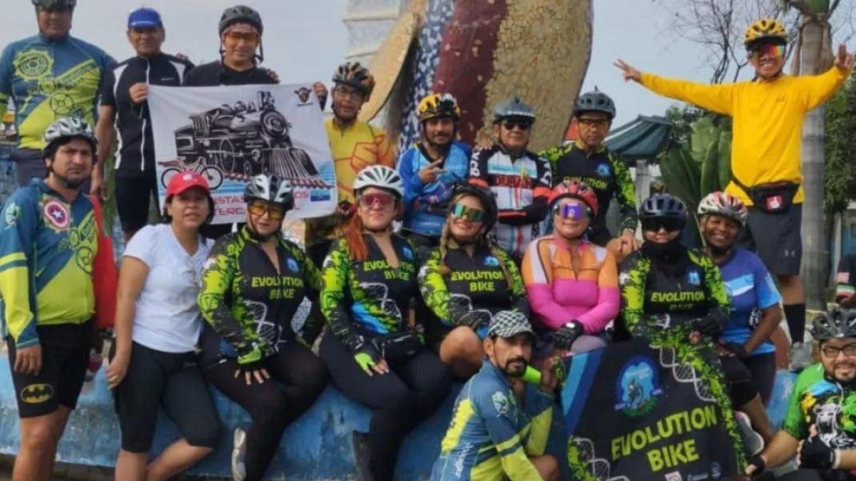 Gustavo Dalgo rodeado de sus pupilos en Durán.