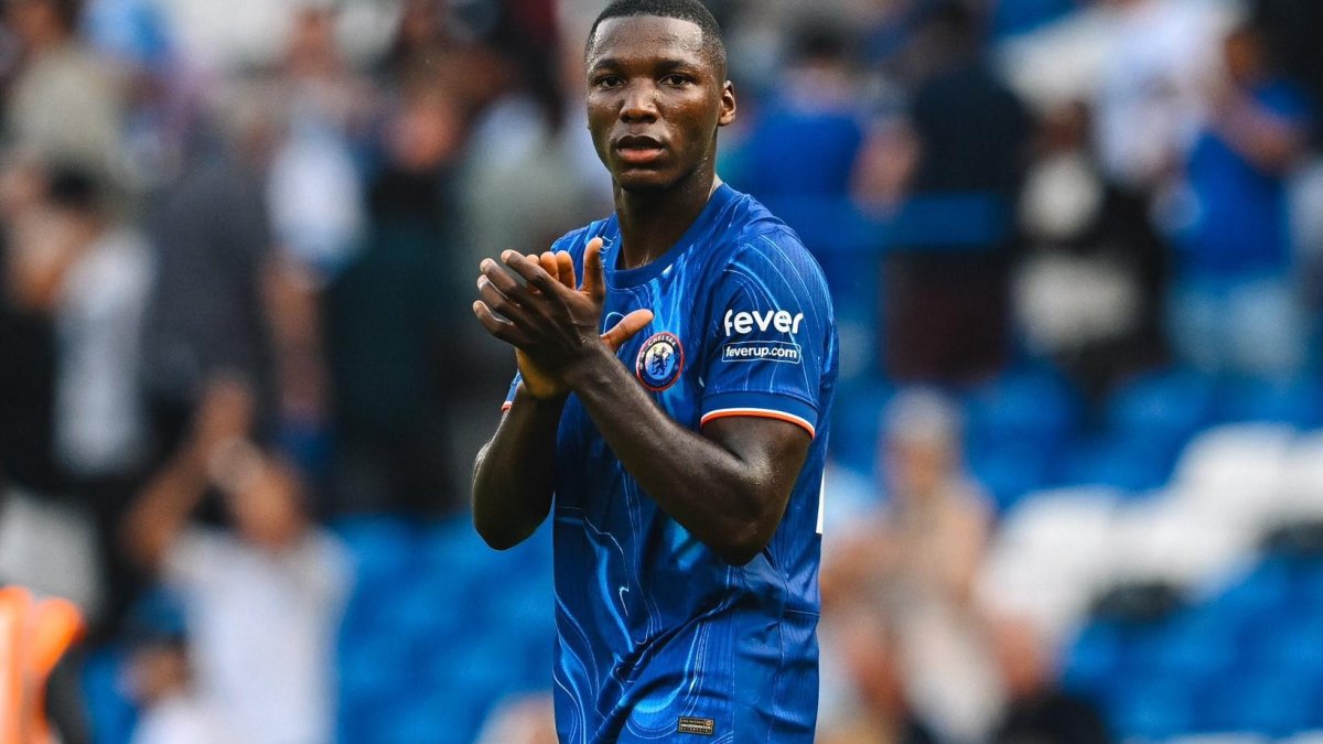 Moisés Caicedo agradeció al público por el apoyo, pese a la derrota ante Manchester City