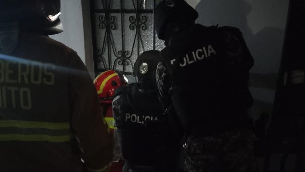 El hombre colocó una cama en la entrada para evitar el ingreso de los uniformados.