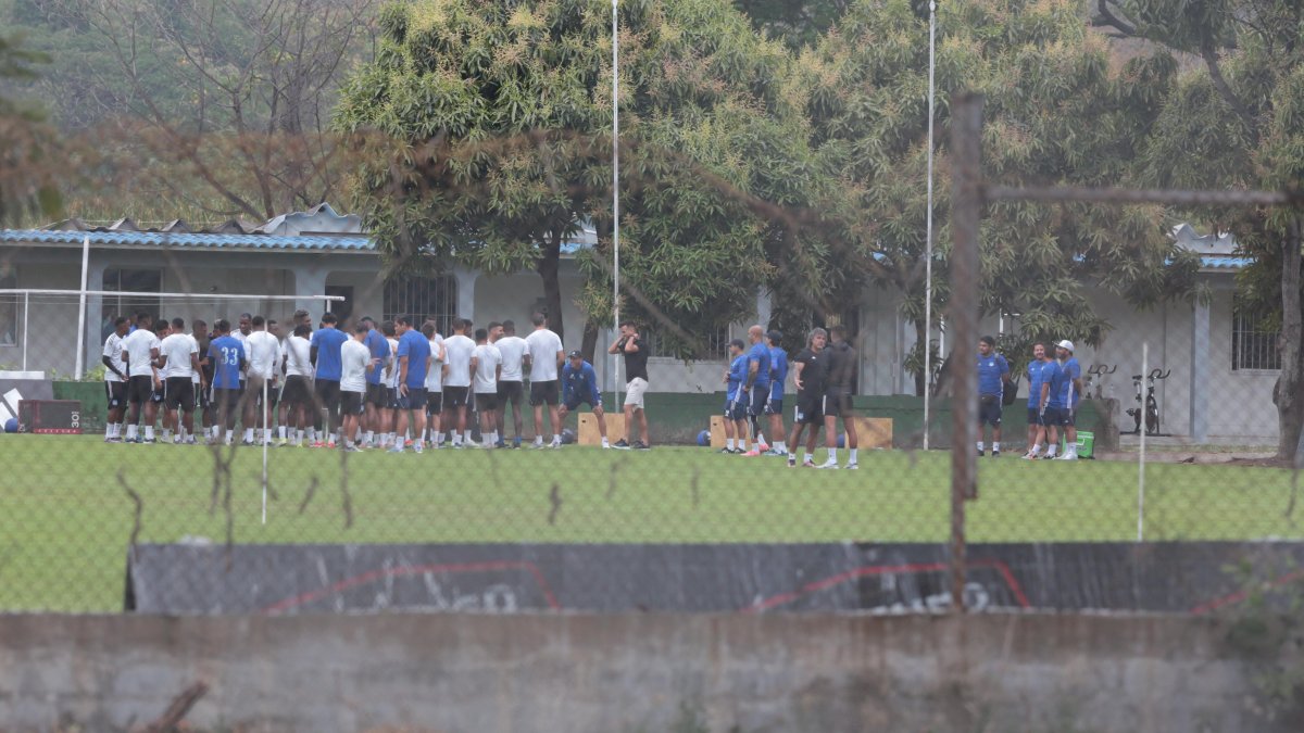 Jugadores del Bombillo se forman para hacerle fila india a Leguizamón.