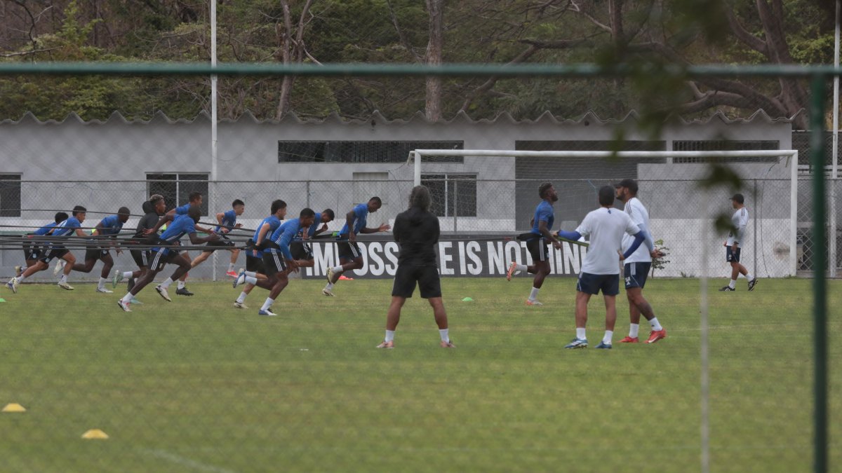 La plantilla eléctrica se ejercita bajo la supervisión del entrenador Leonel Álvarez.