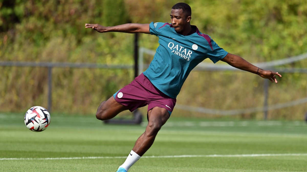 Willian Pacho en el entrenamiento de PSG previo al duelo ante Montpellier
