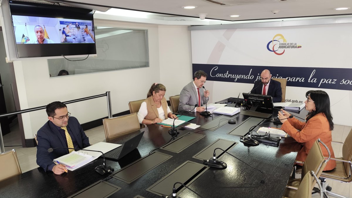 Yolanda Yupangui (izquierda) y Solanda Goyes (derecha) participan de la sesión del Pleno de la Judicatura, este 22 de agosto de 2024.