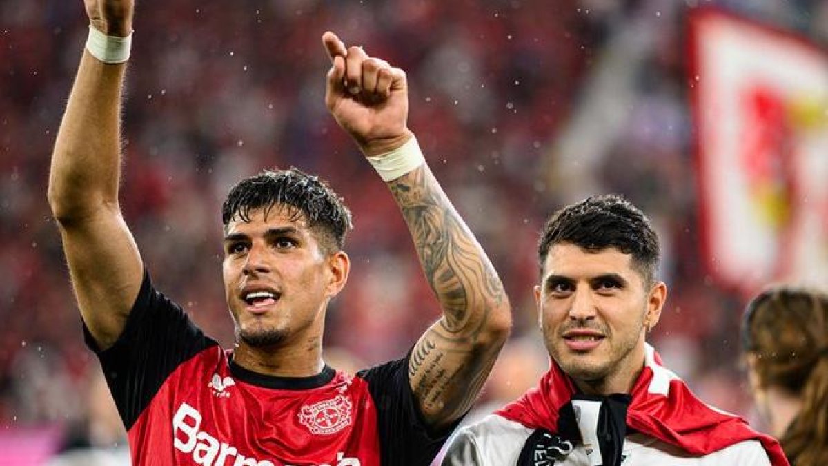 El defensor ecuatoriano (i) jugaría de titular en la zaga del Leverkusen.