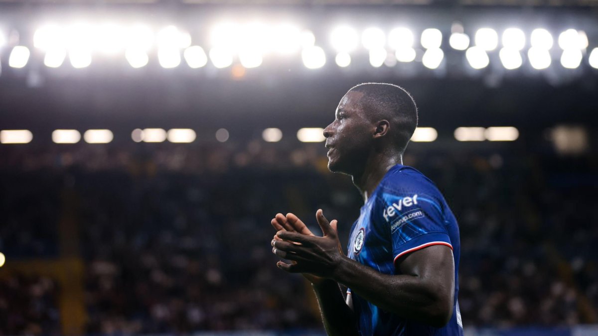 Moisés Caicedo lideró a su equipo en la victoria de Conference League por 2-0 ante el Servette suizo.