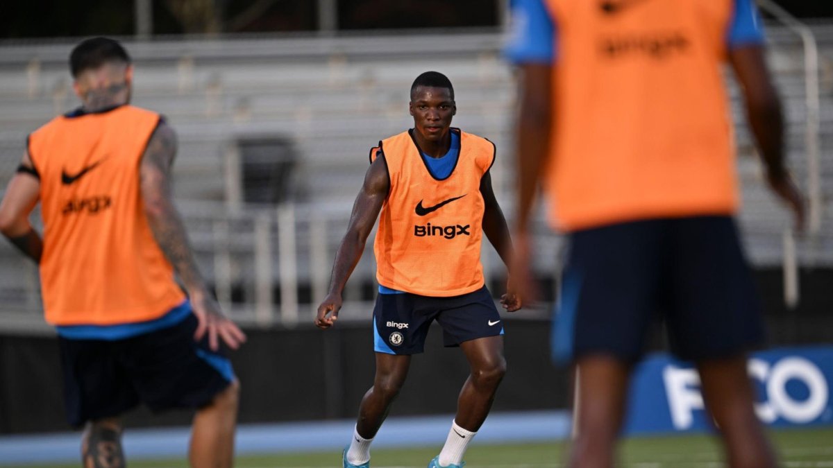 Moisés Caicedo (c) compartiría el medio campo con Enzo Fernández.