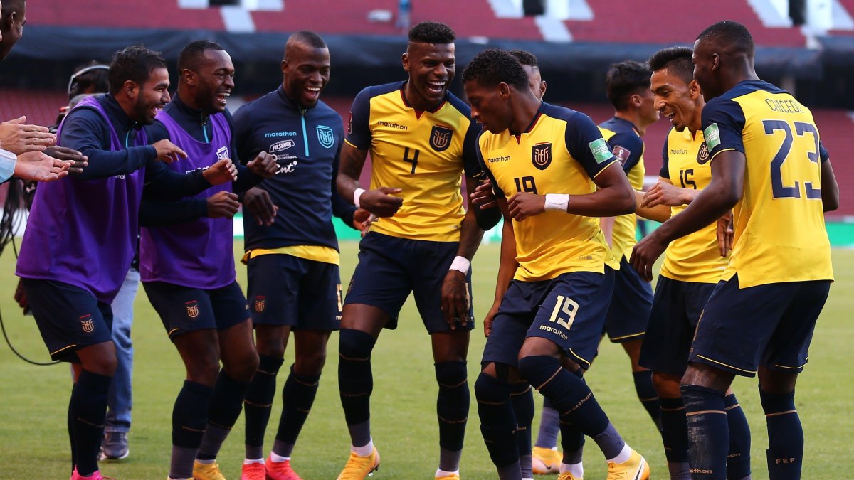 Tanto Plata (d) como Arboleda (i) fueron titulares en gran parte de las eliminatorias sudamericanas hacia el Mundial de Qatar 2022.