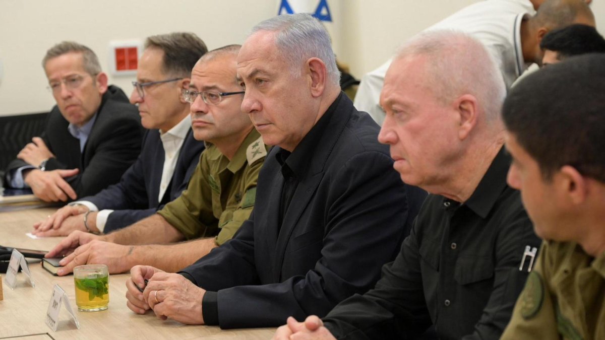 El primer ministro, Benjamín Netanyahu (3d), dirige las operaciones desde la base militar de Kirya, en Tel Aviv, junto con al ministro de Defensa, Yoav Galant (2d).
