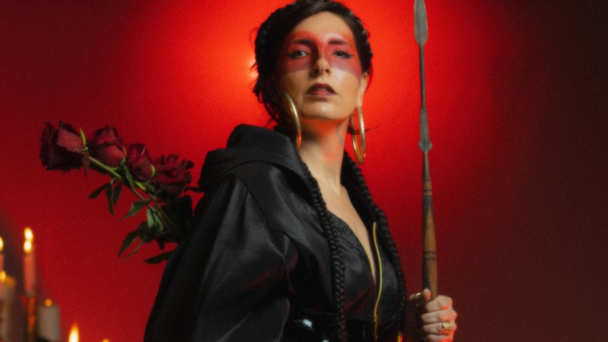 La cantautora Ilyari Derks estrena el álbum ¿Por qué no? Verá las plataformas en su totalidad el 10 de noviembre.