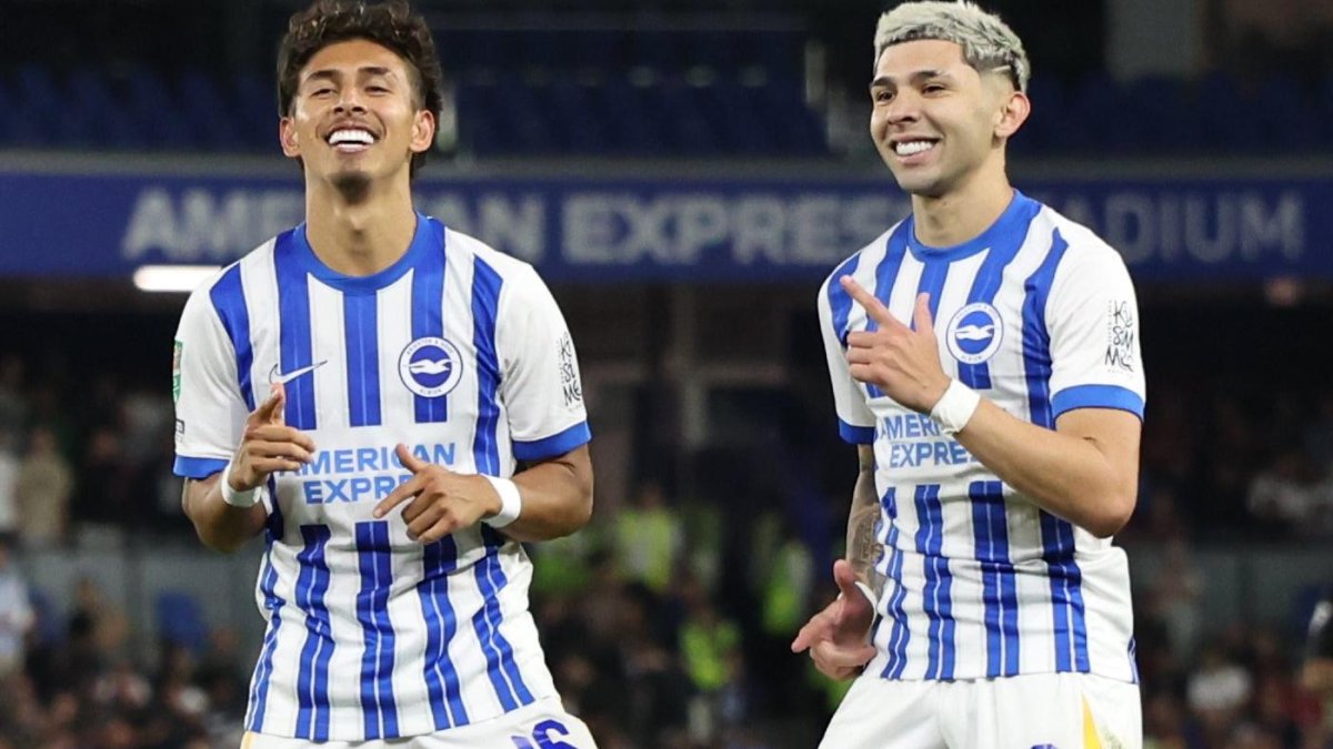Jeremy Sarmiento (i) y Julio Enciso en el partido de la Copa de Liga de Inglaterra