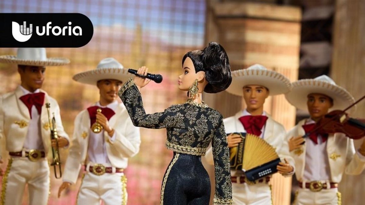La muñeca tiene los accesorios favorito del Divo de Juárez.