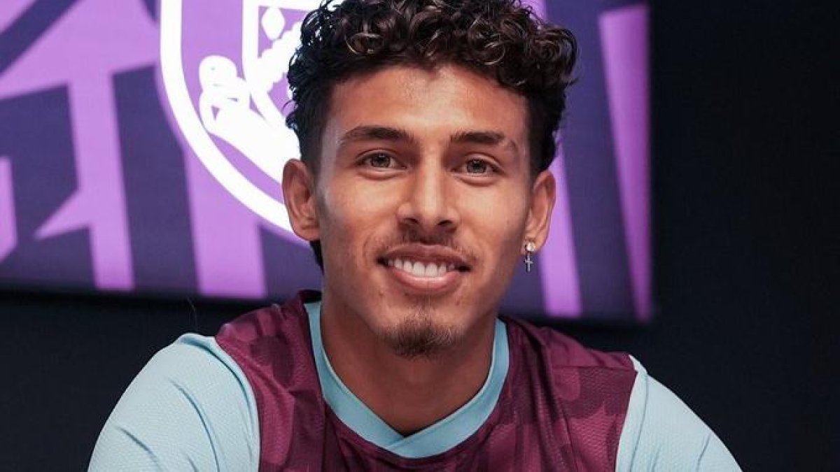 Jeremy Sarmiento firmando su vínculo por una temporada con Burnley