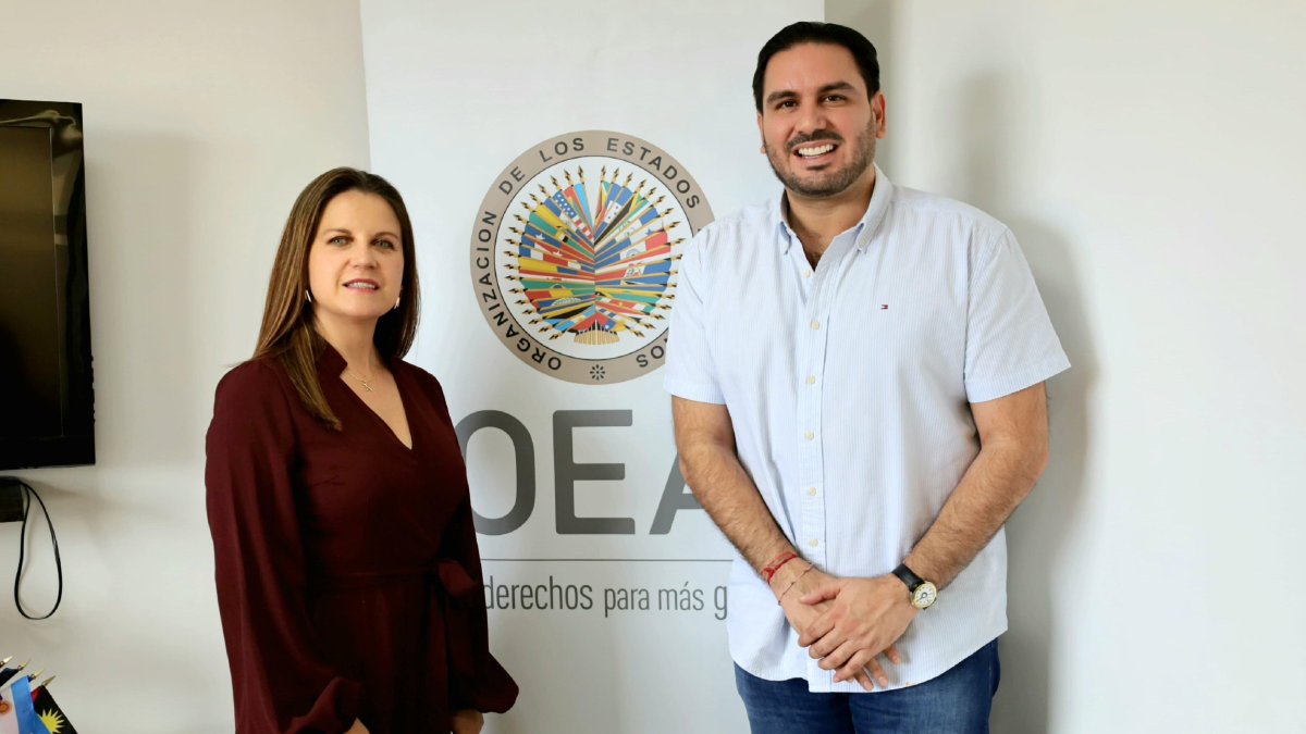 Cita. Andrés Fantoni se reunió ayer con Gina Ochoa, de OEA-Ecuador.