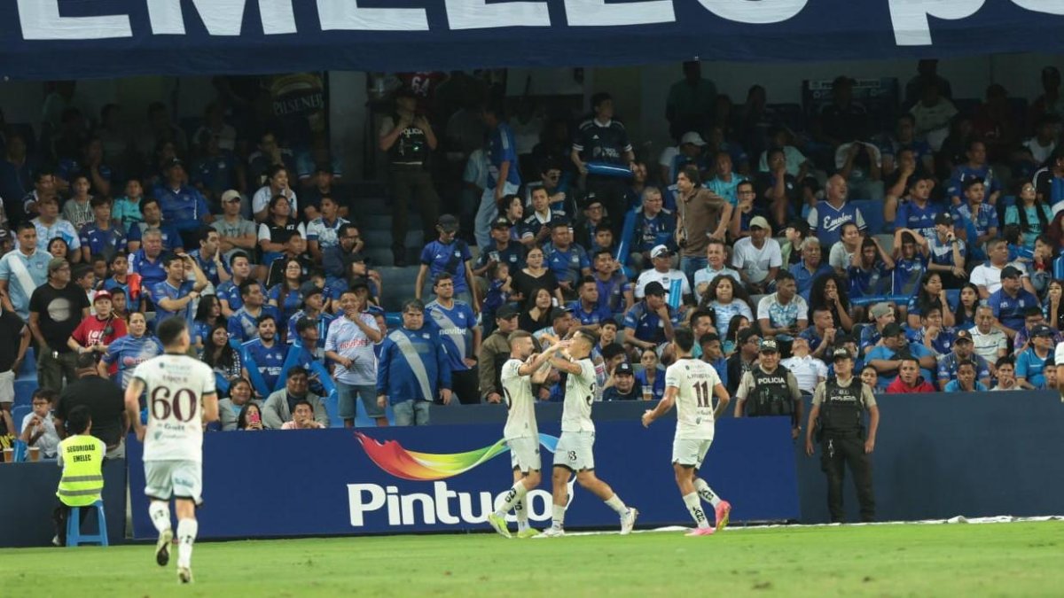 Jugadores de Orense celebran el gol en contra de León en el Capwell