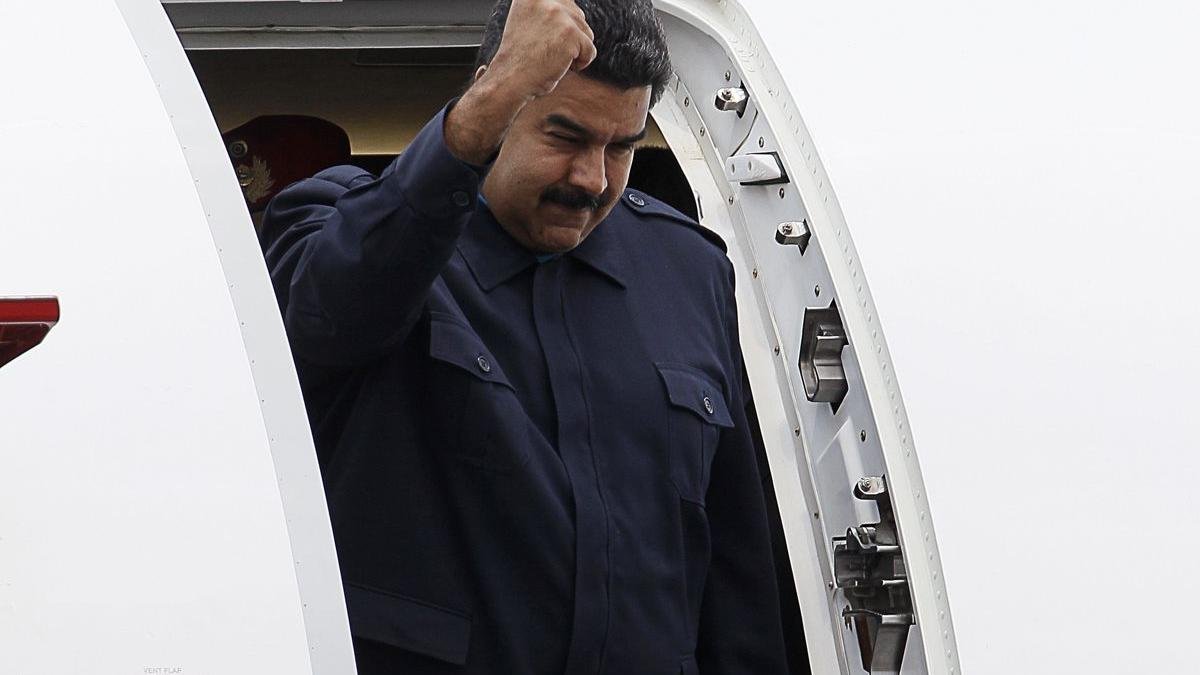 El presidente de Venezuela, Nicolás Maduro, mientras desciende del avión presidencial a su llegada el 10 de abril de 2015.