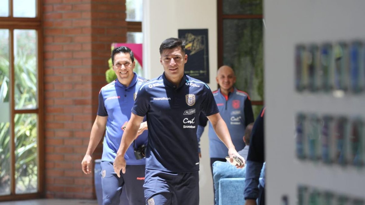 Alan Franco se dirige hacia el entrenamiento matutino del martes 3 de septiembre en la Casa de la Selección, en Quito.