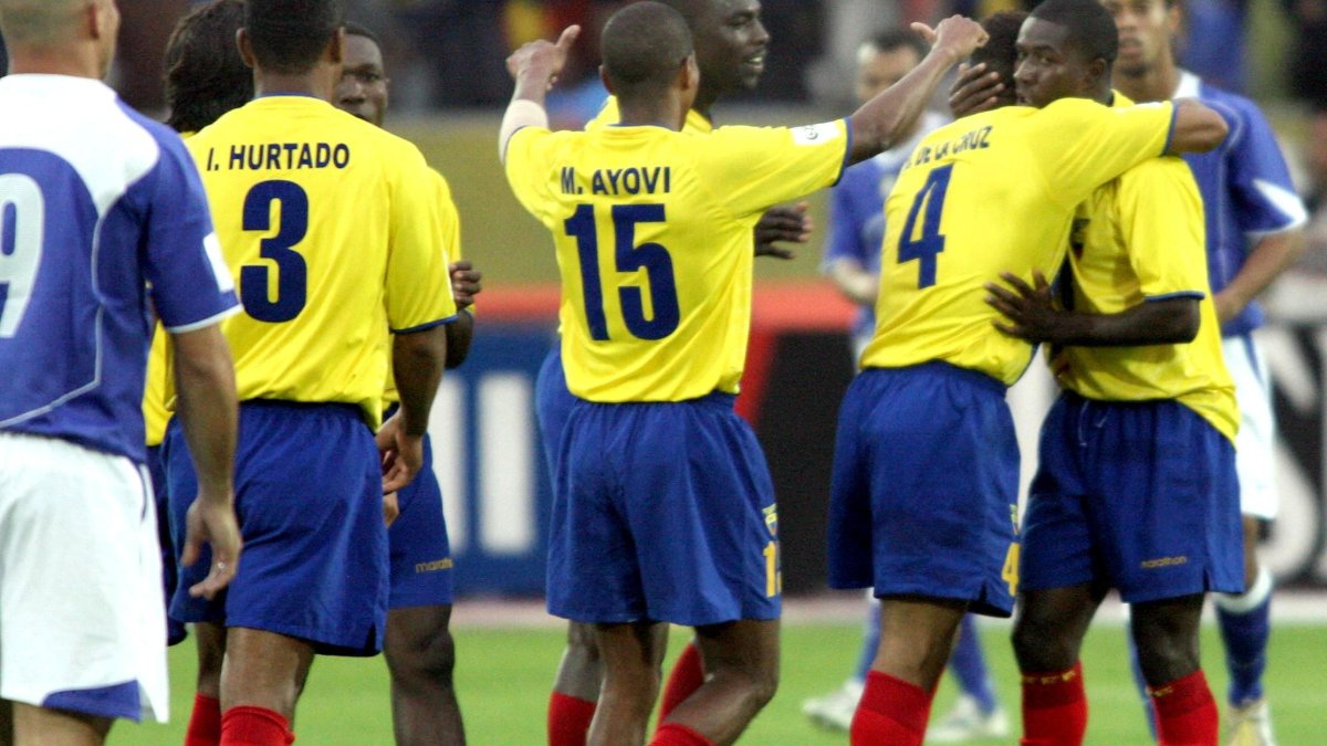 Édison Méndez (d) festeja un gol de la selección de Ecuador sobre Brasil, el 17 de noviembre de 2004, en las eliminatorias hacia el Mundial de Alemania 2006.