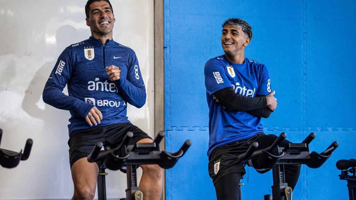 El experimentado delantero Luis Suárez (i) en los trabajos de gimnasio de la selección uruguaya junto a Facundo Torres