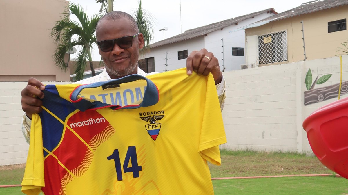 Montaño fue seleccionado de la tricolor en las eliminatorias hacia el Mundial de Francia 1998.