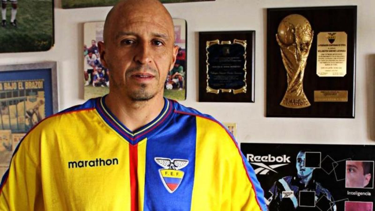 Sánchez fue mundialista en Corea-Japón 2002 y pentacampeón del campeonato ecuatoriano de fútbol con El Nacional (3 títulos) y Emelec (2).