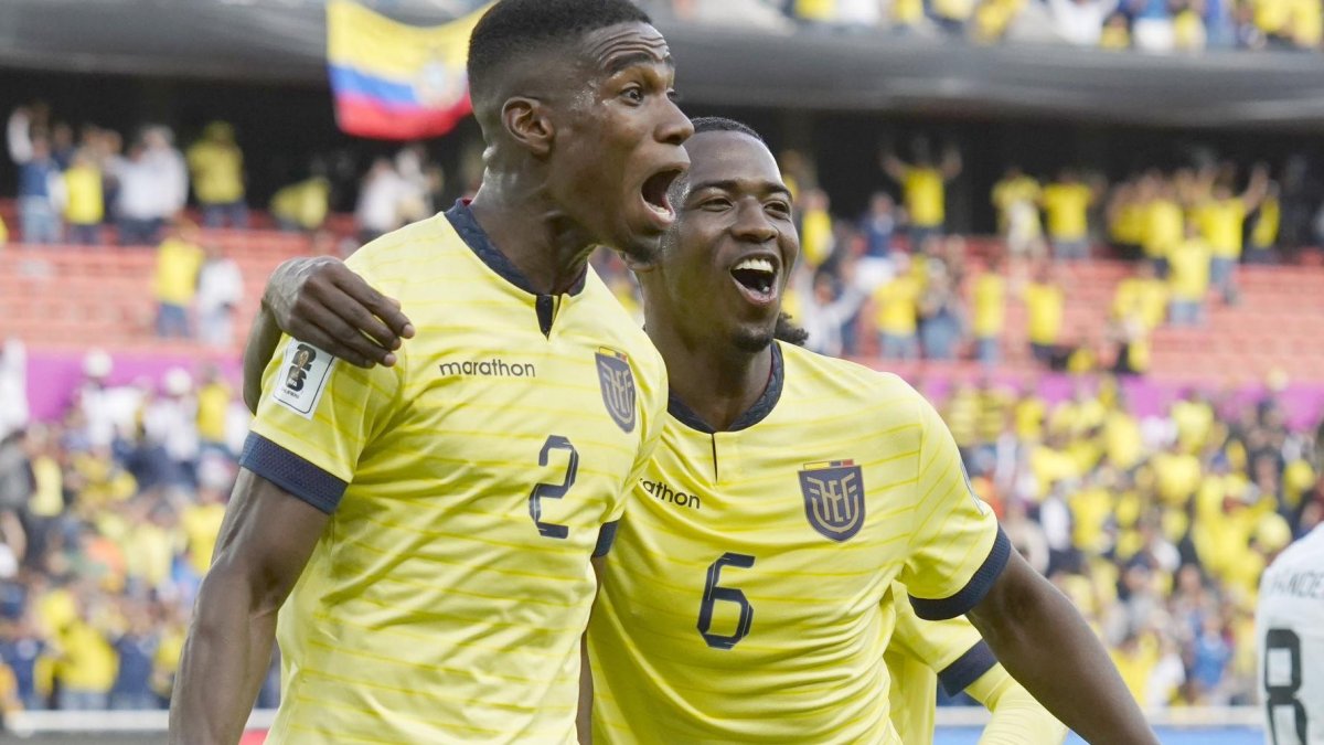 Félix Torres (i) festeja uno de sus goles en el estadio Rodrigo Paz Delgado en las eliminatorias sudamericas