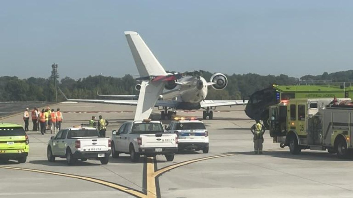 Uno de los aviones dañados aparece en pista este martes 10 de septiembre de 2024 en el Aeropuerto Internacional Hartsfield-Jackson, de Atlanta (Georgia).