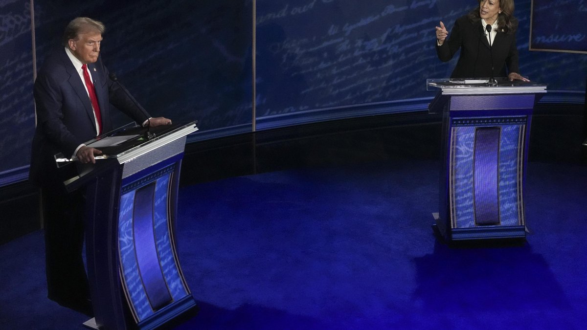 El candidato presidencial republicano Donald J. Trump (izq.) y la candidata presidencial demócrata a la vicepresidenta estadounidense Kamala Harris durante un debate presidencial.
