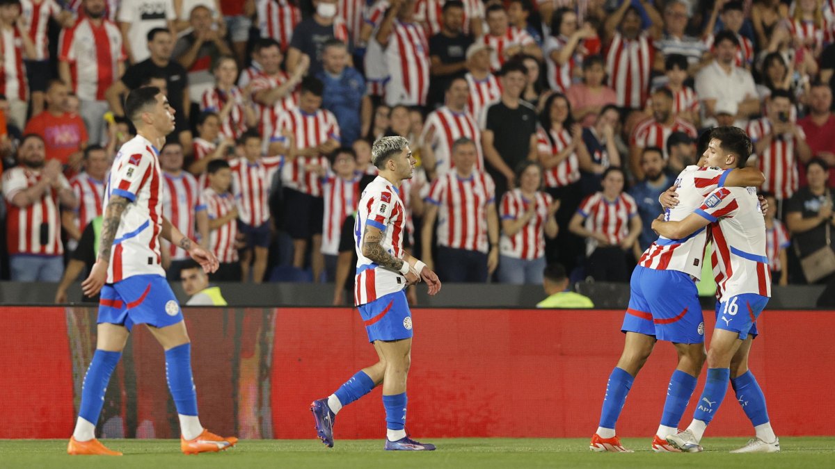 Los jugadores paraguayos celebraron eufóricos el único tanto de l victoria ante Brasil.